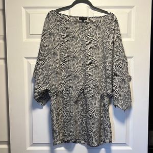 Black and white print tunic blouse. Tie front. Split short sleeves.